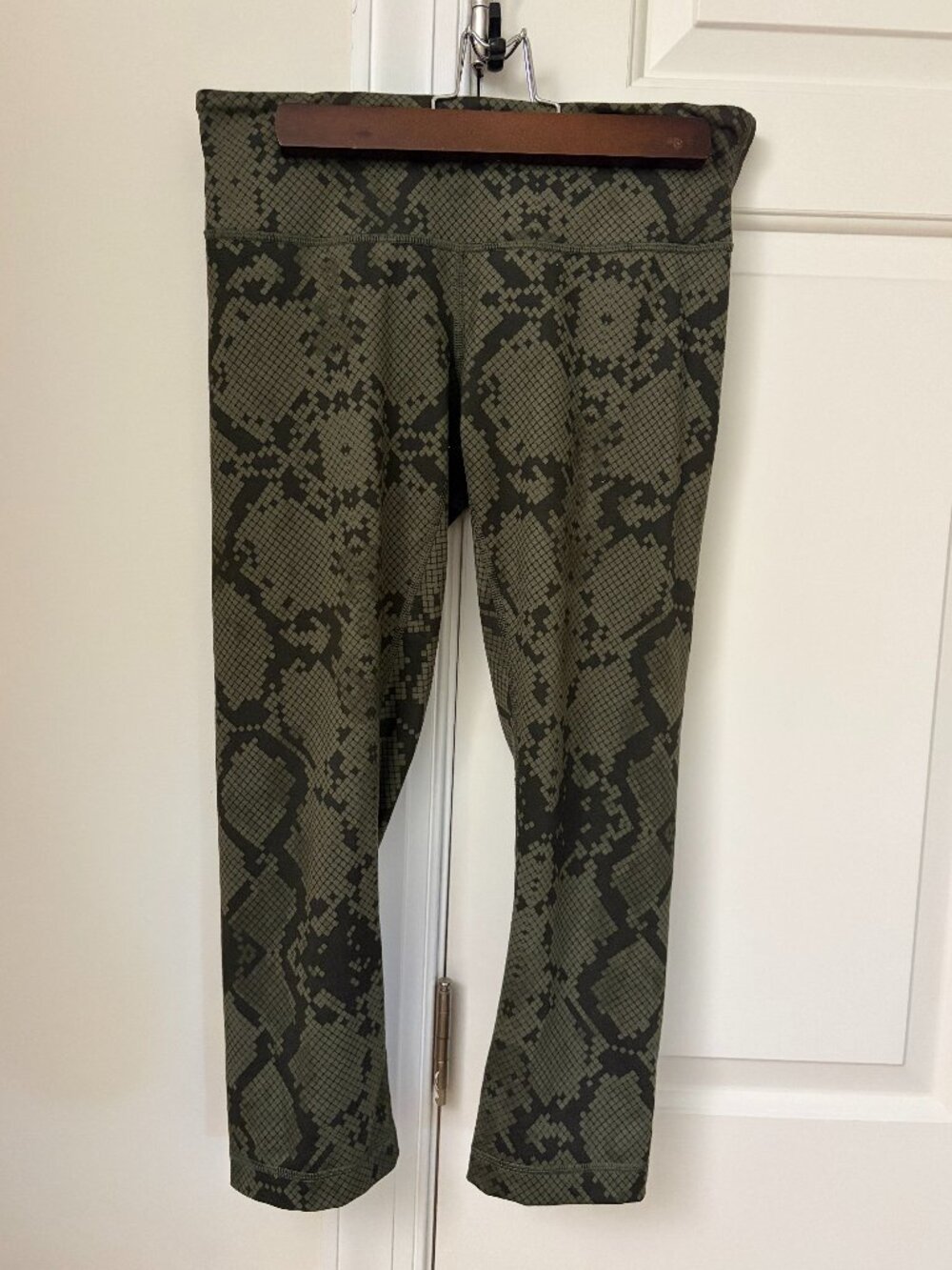 Lululemon Green Snakeskin Print Cropped Leggings Est. Size 8